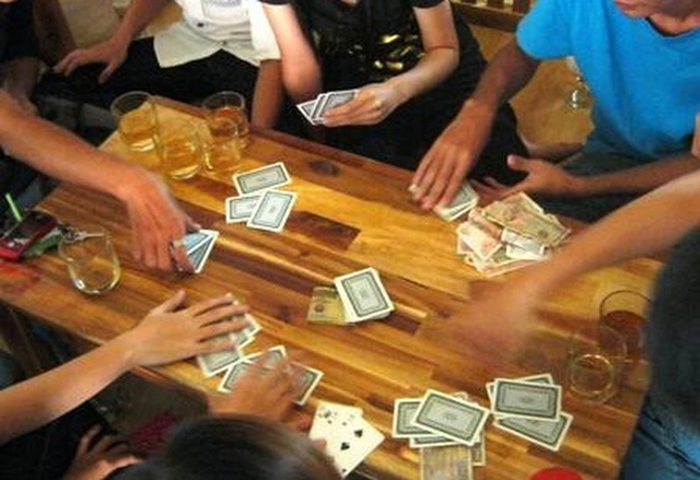 Công an bắt quả tang nhóm đối tượng đánh bạc