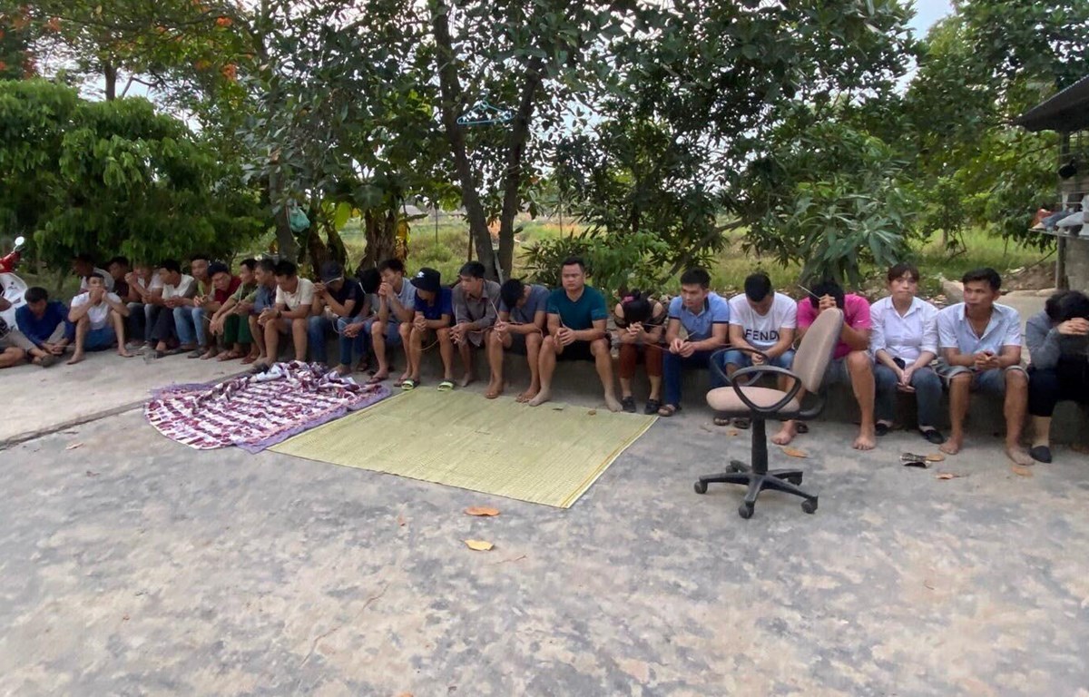 Hiện trường bắt giữ các đối tượng tại nhà Đặng Văn Sơn